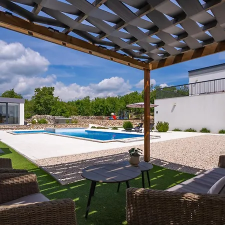 فيلة New Begovina With A Private Pool, Hot-tub, 4 Bedrooms Krivodol