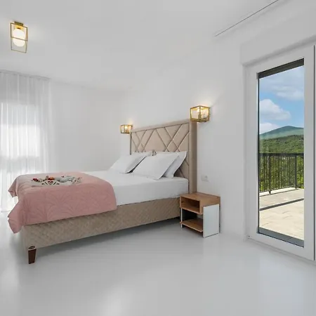 New Begovina With A Private Pool, Hot-tub, 4 Bedrooms *