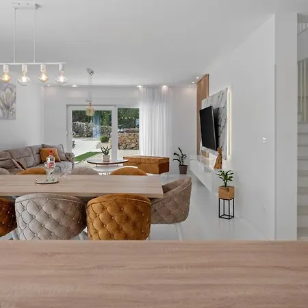 Villa New Begovina With A Private Pool, Hot-tub, 4 Bedrooms Krivodol