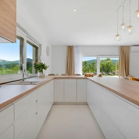New Begovina With A Private Pool, Hot-tub, 4 Bedrooms Villa Krivodol