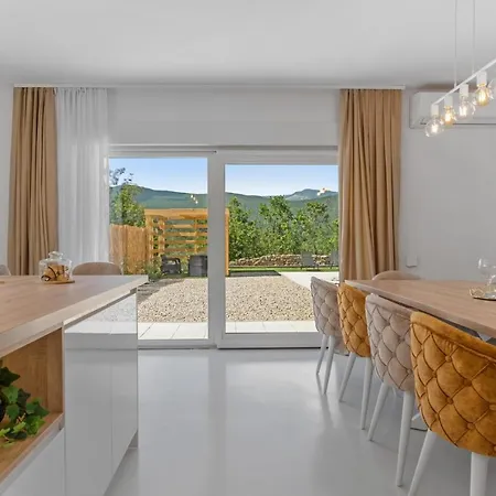 New Begovina With A Private Pool, Hot-tub, 4 Bedrooms *