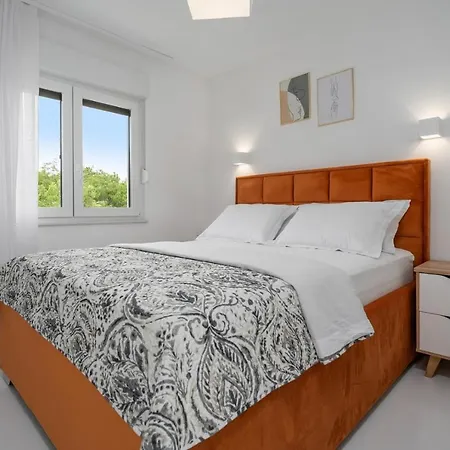 Villa New Begovina With A Private Pool, Hot-tub, 4 Bedrooms Krivodol