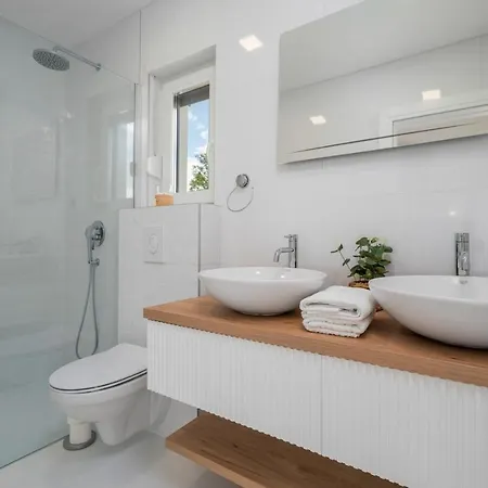 Begovina With A Private Pool, Hot-tub, 4 Bedrooms Krivodol