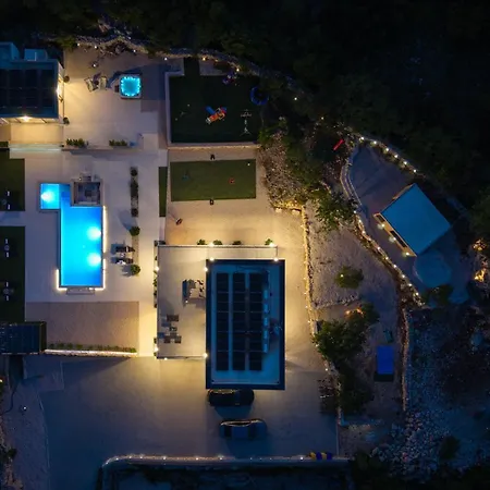 New Begovina With A Private Pool, Hot-tub, 4 Bedrooms *
